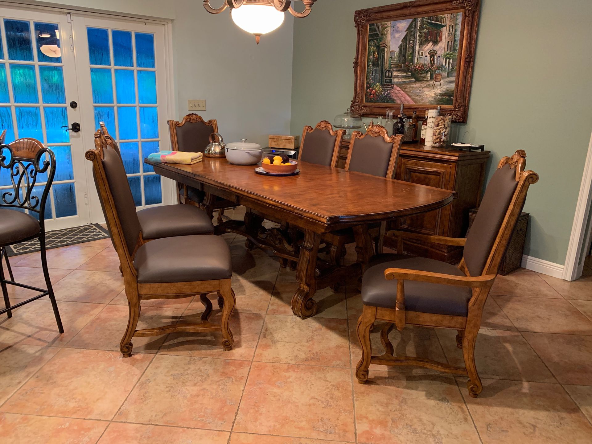 Solid wood dining room table 6 or 4 chair quantity.recently reappostered .