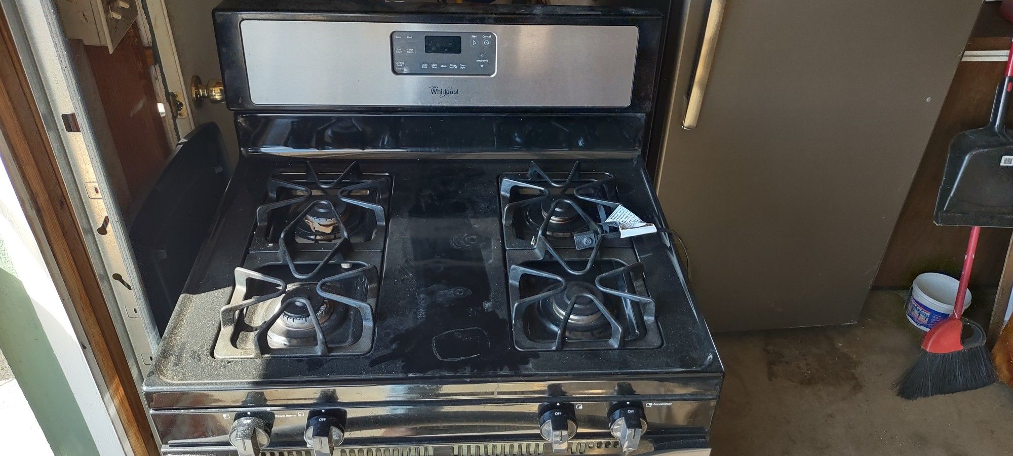 Whirlpool Gas Range With Oven 