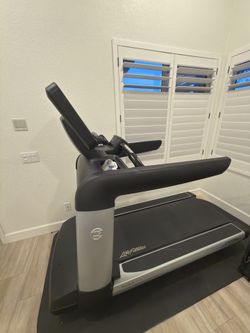 Life Fitness Platinum Club Treadmill