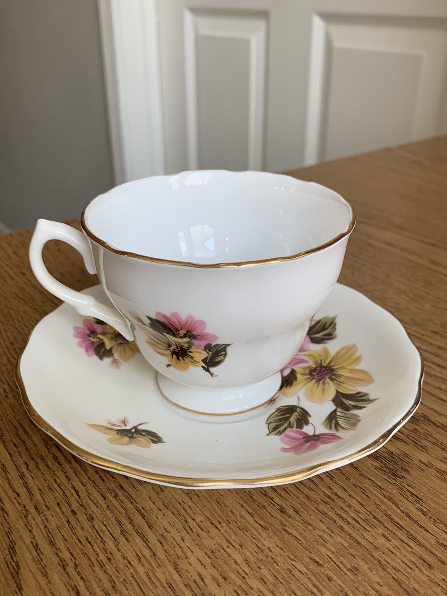 Vtg Royal Vale England by Ridgway Potteries Bone China Tea Cup and Saucer #8218