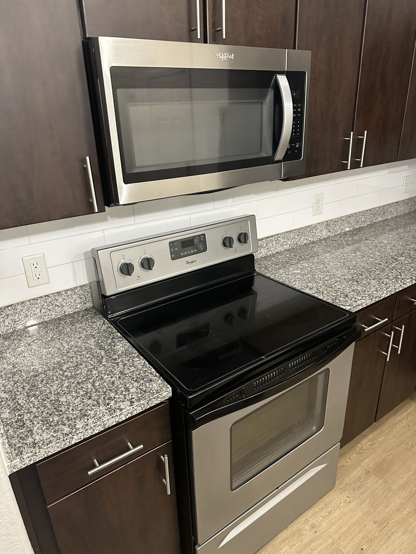 Kitchen Appliance Set! Stove & microwave, Refrigerator & Dishwasher 