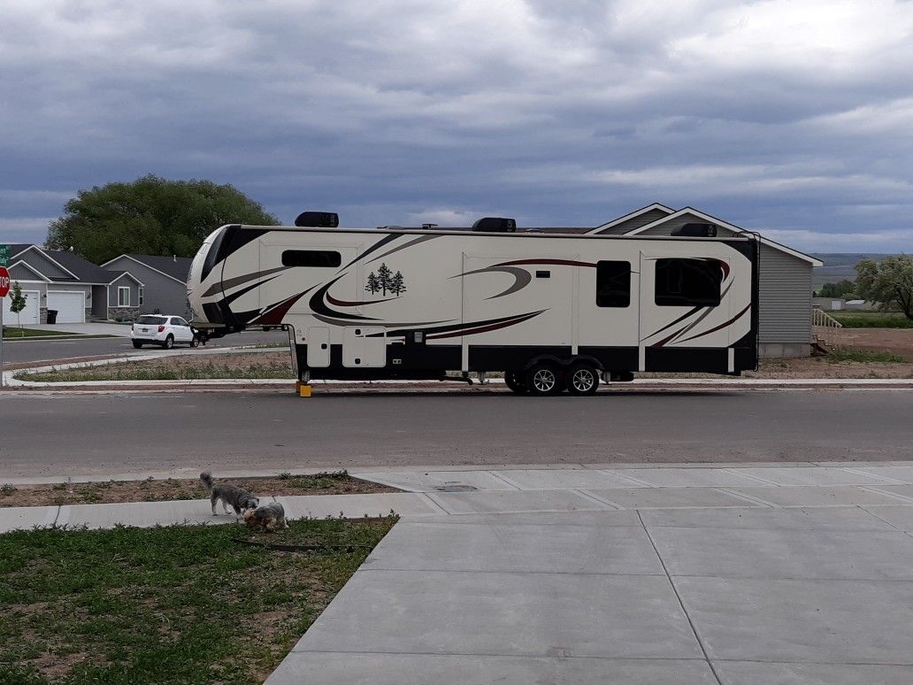 Photo 2018 Redwood 3991RD 42 ft 5th wheel 5 slides