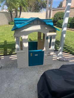 Kids play house