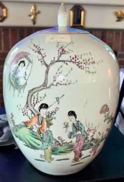 Chinese Famille Rose porcelain lidded ginger jar, likely dating from the late 19th to early 20th century. L