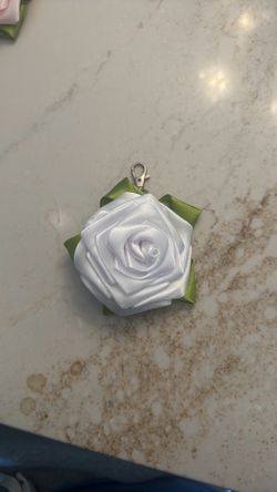 White ribbon rose keychain