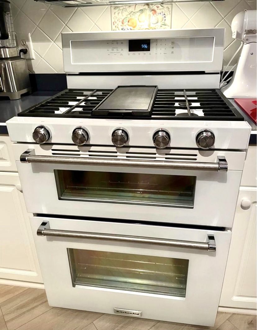Kitchen aid DOUBLE “gas oven “ - Color : WHITE - With Matching Microwave -Extremely Clean - Perfec Condition! 