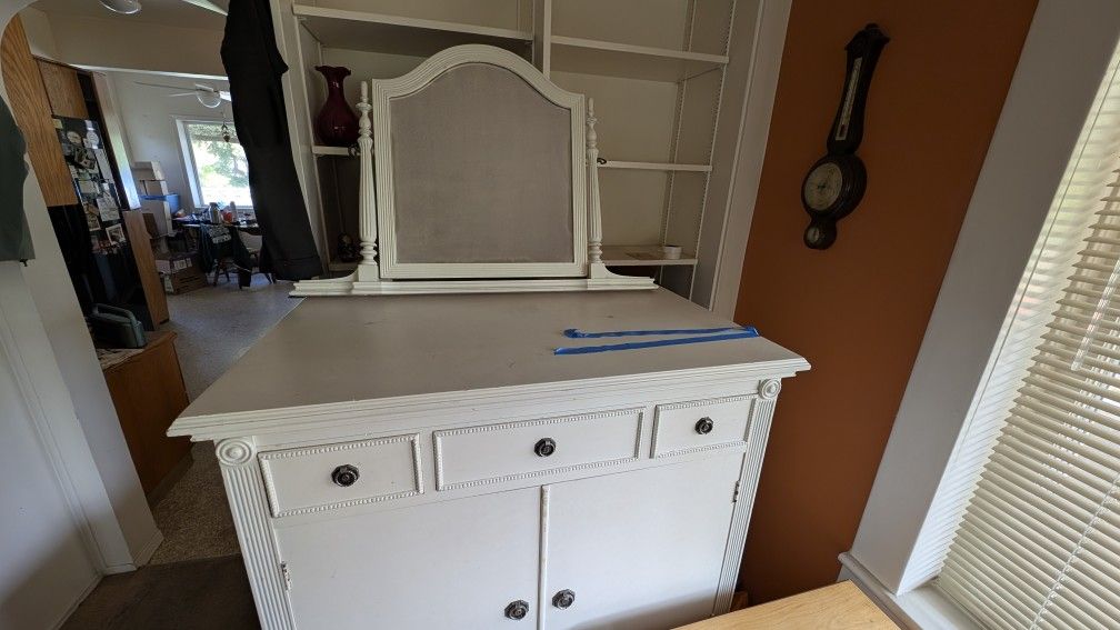 Dresser With Mirror