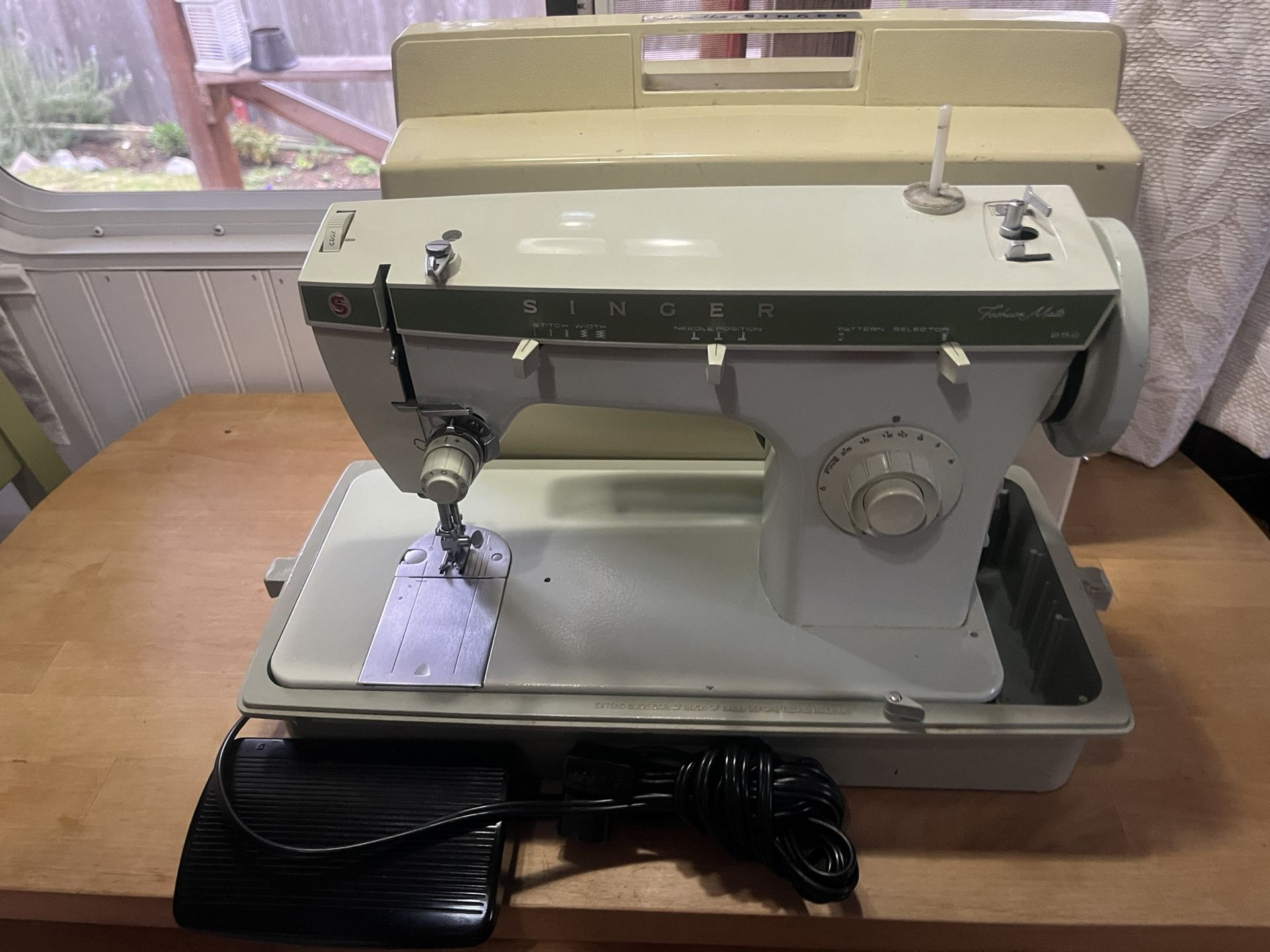 Singer Fashion Master 252 Sewing Machine. 