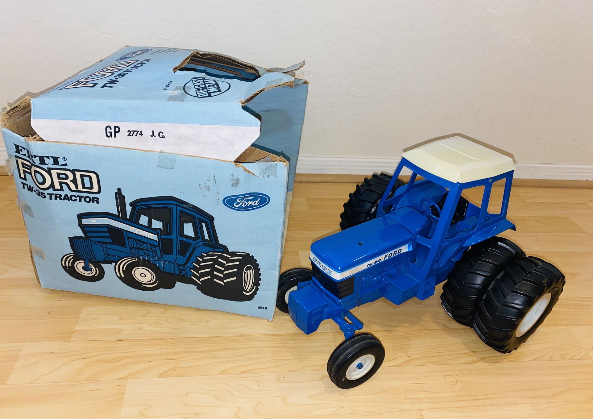Ertl 1992 Ford TW-20 Tractor w/Duals , Diecast 1/12 USA
