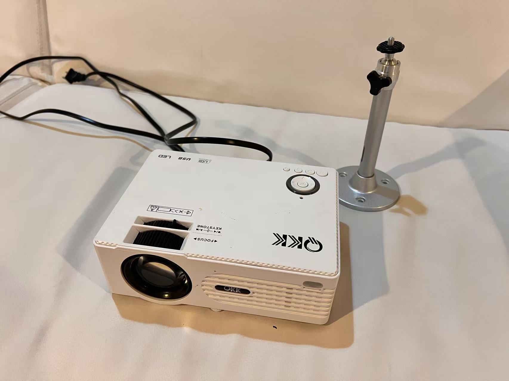 Mini LED Projector with Mount – Home Theater & Presentations