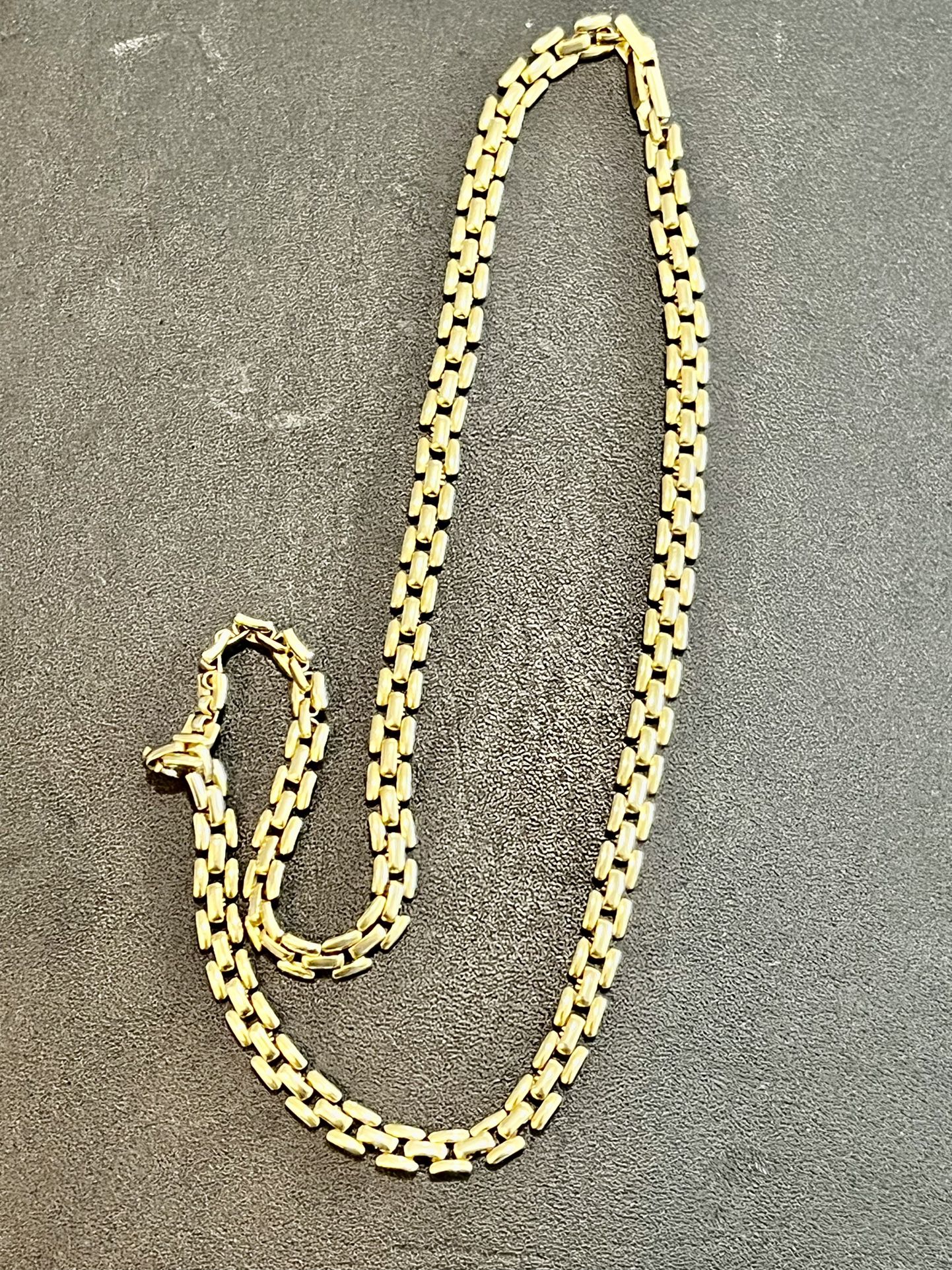 Gold tone chain necklace gold tone. Approximately 17 inches. As is. No returns. Happy to bundle. Make me an offer I can’t refuse. Please feel free to