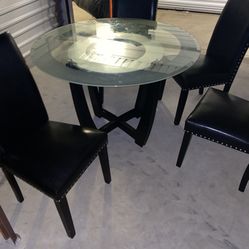 Dining Table And Chairs 300$
