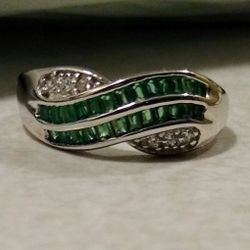 Beautiful NEW Sterling Silver Green 💚 & 🤍 Sapphire Ring! 💍