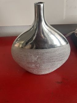 silver-toned Flower vase 