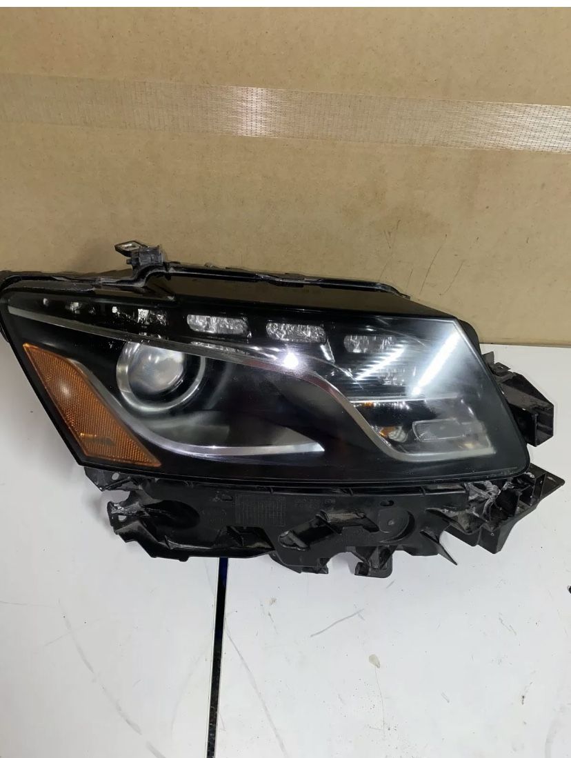 09-12 AUDI Q5 RIGHT passenger XENON HID SELF ADJUSTING HEADLIGHT ( without AFS)