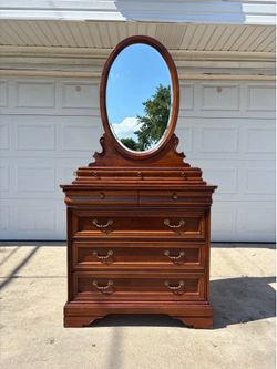 ‼️LEXINGTON 8 DRAWER CHERRY WOOD DRESSER WITH MIRROR‼️FOR SALE 250$ OR BEST OFFER‼️DELIVERY AVAILABLE🚚