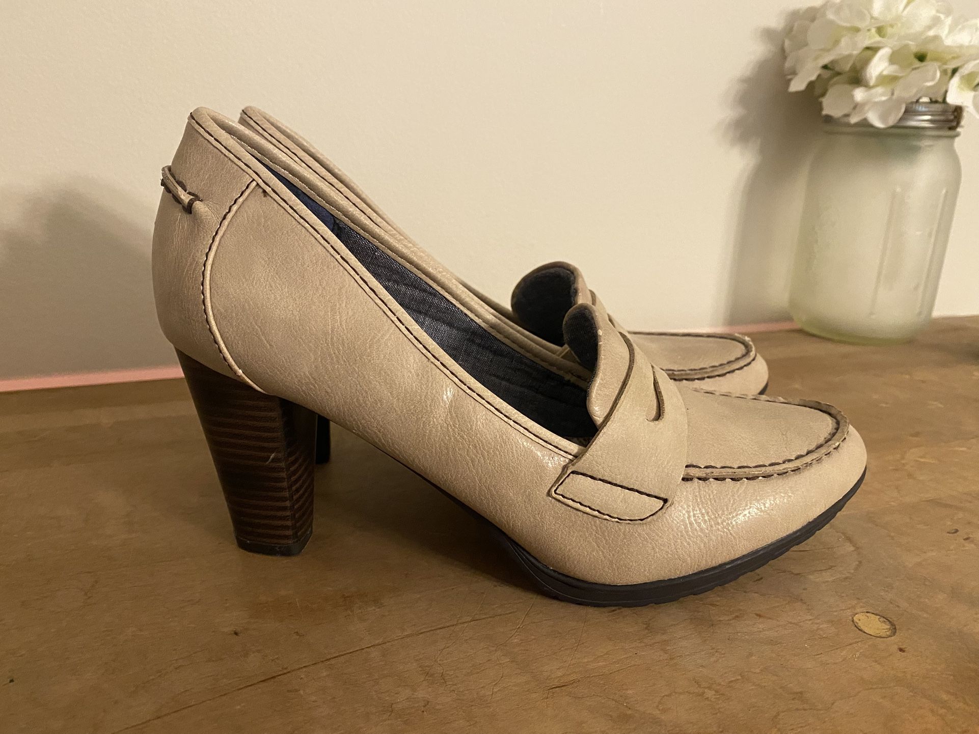 Dr. Scholl's 9.5 women’s Kendrix penny loafers heel shoes light tan pumps