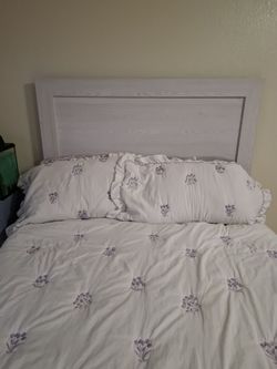White full sized bed
