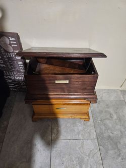 Is a box for you to put your stuff in it like your rings