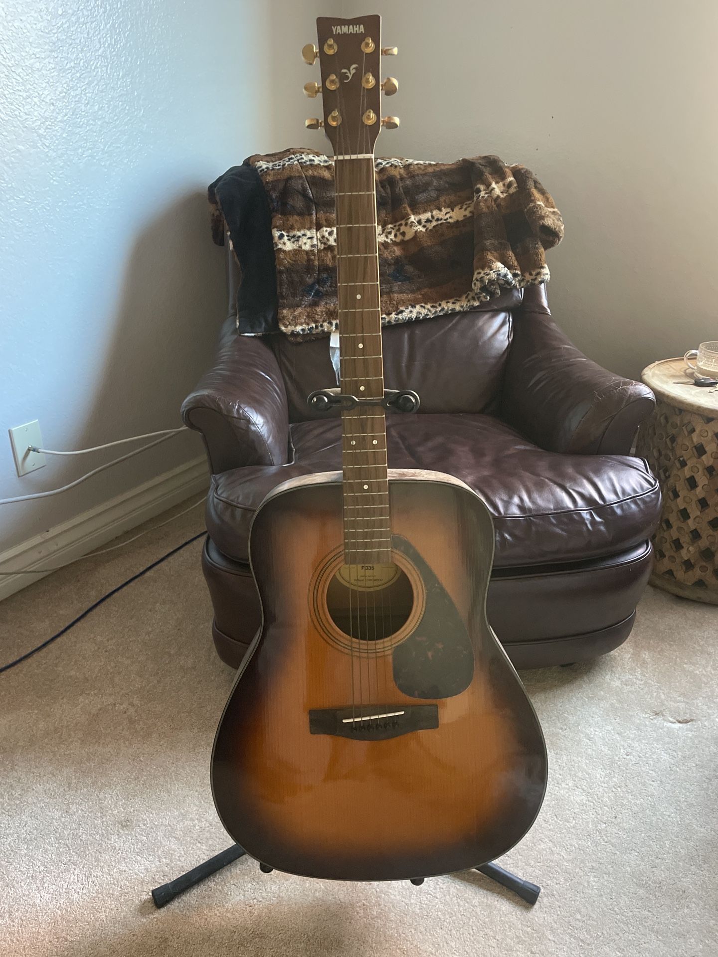 Yamaha F335 Acoustic Guitar – Sunburst – Like New + Guitar Stand