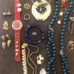 30 Vintage Costume Jewelry Item Lot-Designer Pieces-Earrings-Necklaces-Rings-Bracelets-Pins/Brooches-Compact mirror has a crack, But all are functiona