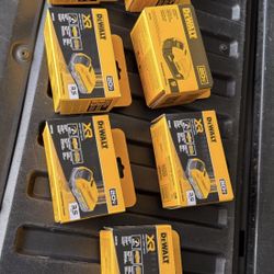 Dewalt DCB205 (1) & DCBP320 (6)