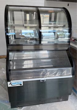 Avantco Refrigeration Curved Glass Display Case