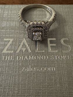 Never worn, zales, princess diamond cut celebration ring, size 6