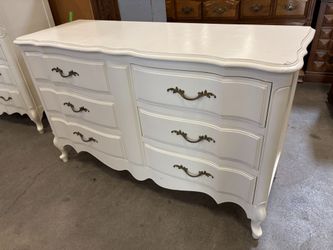 HICKORY MAUNUFACTURING Vintage French Provincial Ivory 6 Drawer Lowboy Dresser with Decorative Brass Pulls