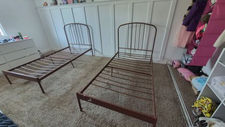 FREE TWIN GIRLS BED AND MATTRES