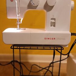Singer Sewing Machine With Accessories 