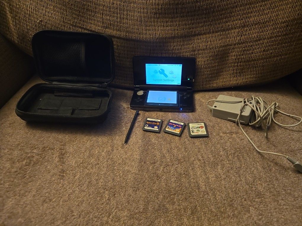 Nintendo 3DS W/ 4 Games, Stylus, Charger And Travel Case