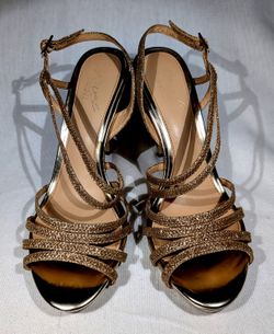Jewel Badgley Mischka Women's Fashion Pumps Size 8M. Gold.