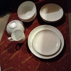 Crate And Barrel. 15 Piece Dinnerware 