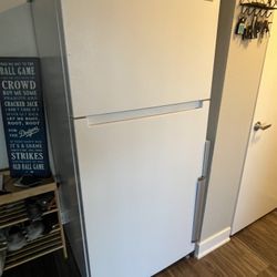 18 Cu Ft Top Freezer Refrigerator 