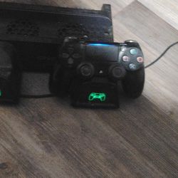 Ps4 2 Controllers And 3 Games With Charging Station For  Controllers 