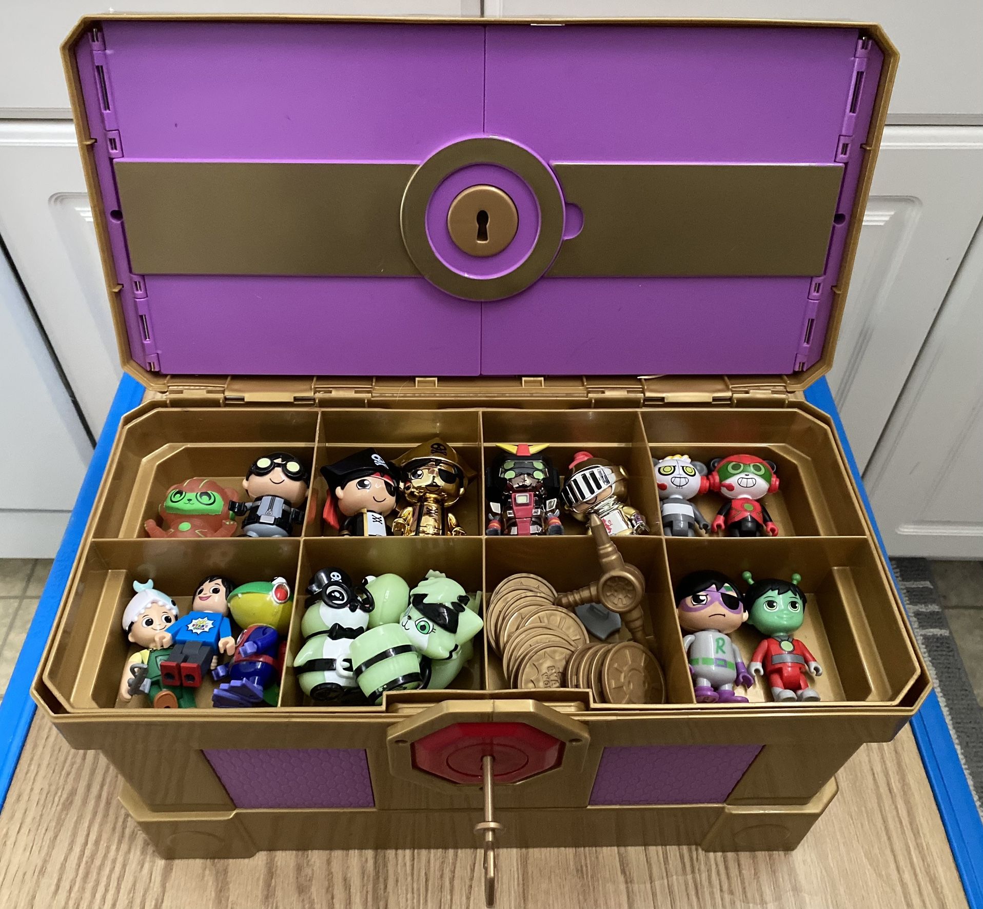 RYANS World Treasure Chest with Figures Coins Keys