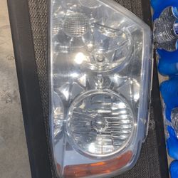 2 Used Original Lincoln Navigator Headlights, Model 2005 Great Condition.
