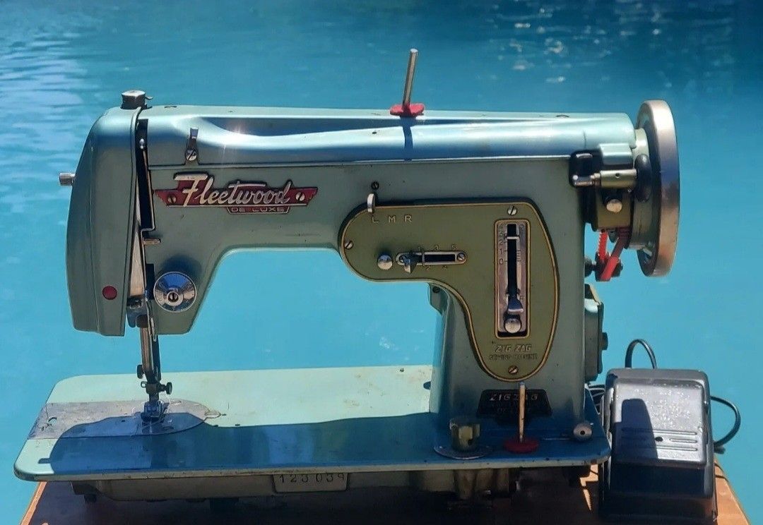 Rare Fleetwood Sanshin Zig-Zag Sewing Machine Works Great
