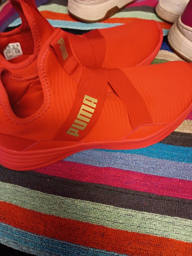 Pumas Size 9 Womens