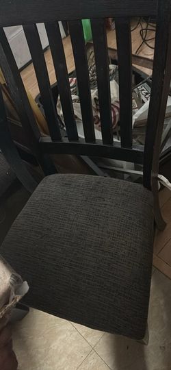 Dining table of 6 sits high also space u see table to put things