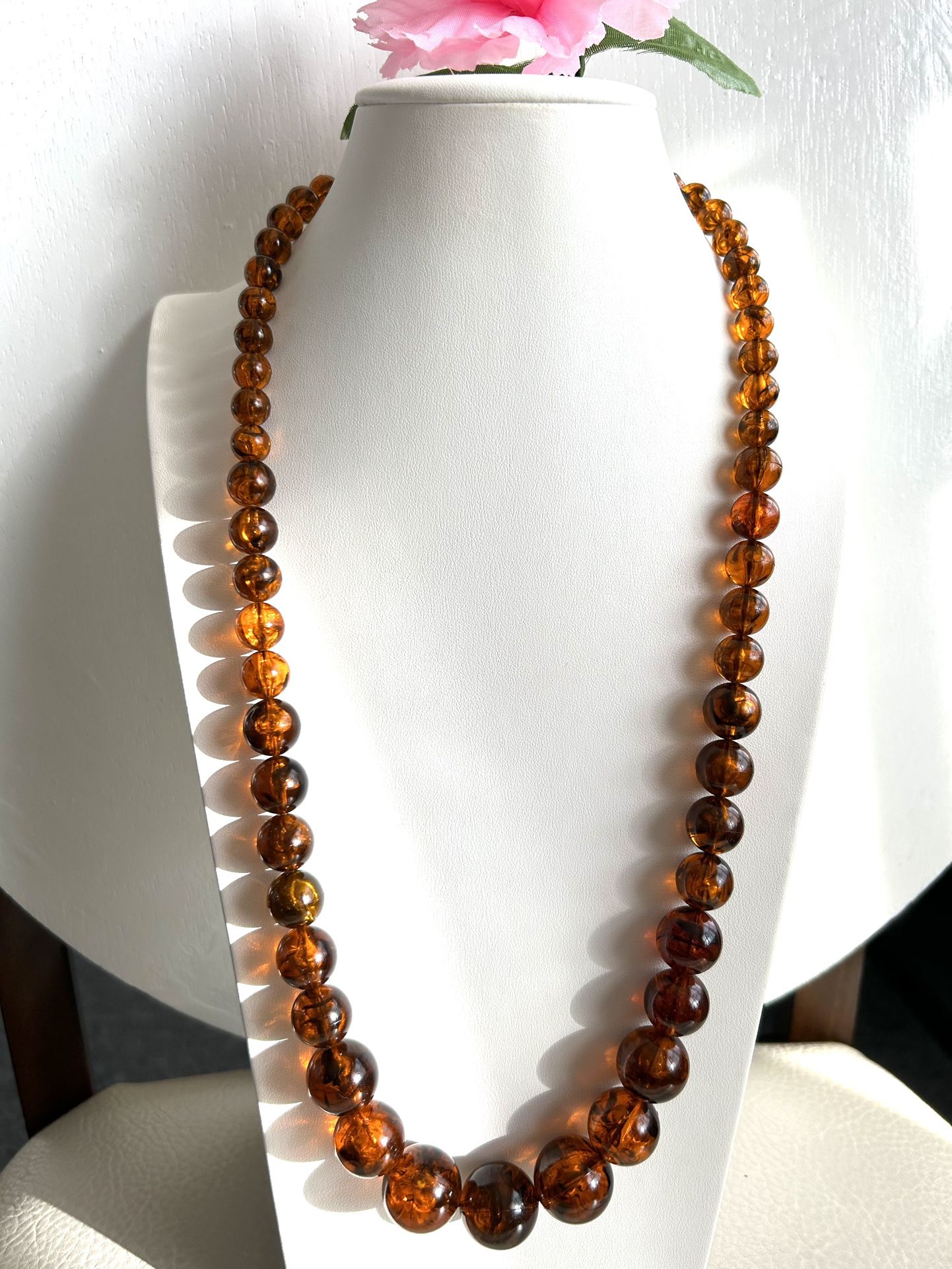 Vintage Transparent and inclusion Amber resin graduated beads necklace 