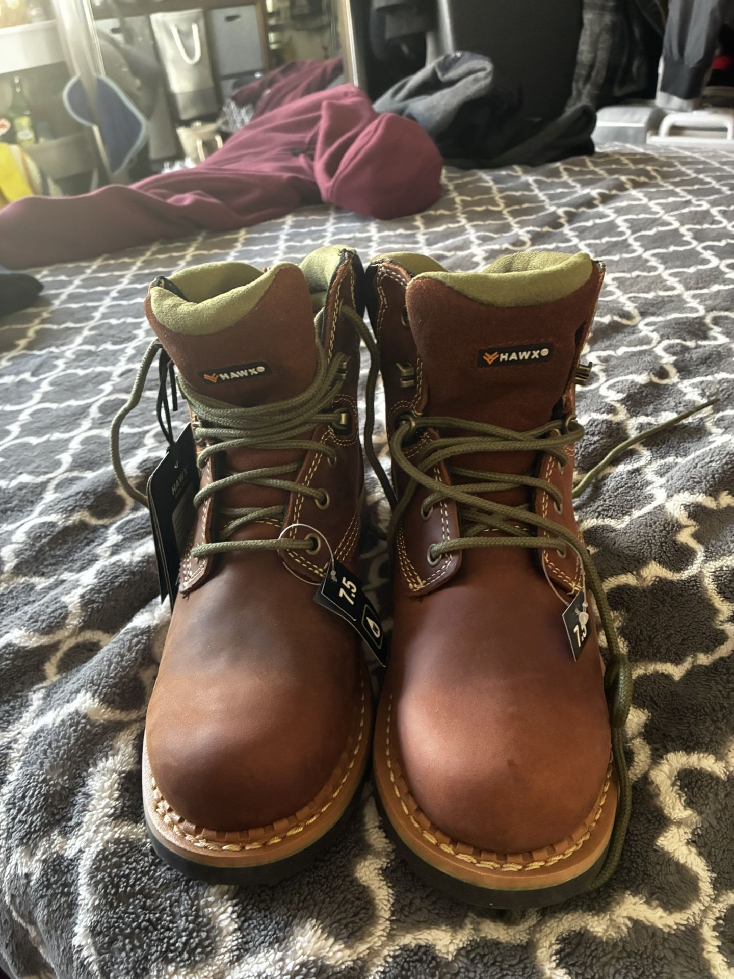 BOOTS HAWX. 7 1/2. NEW