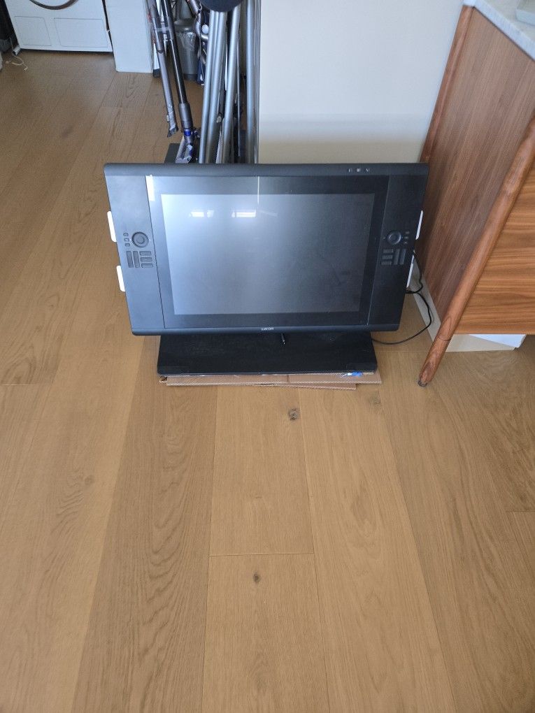 Wacom Cintiq 24HD With Ergo Stand