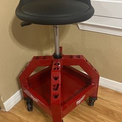 Milwaukee rolling 2025 shop stool