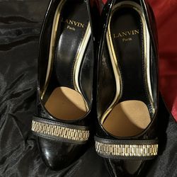 Lanvin Paris pump with chain