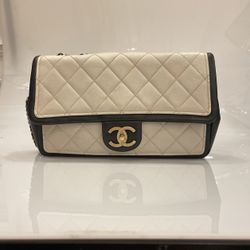 Chanel Vintage Médium Graphic Flap