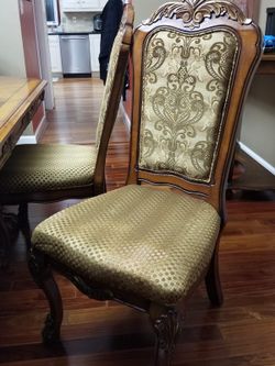 Traditional Style Carved Leg Pedestal Dining Room