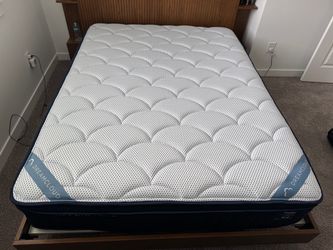 Like New Dreamcloud Premier Hybrid Queen Mattress