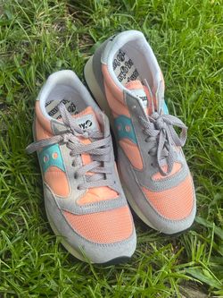 Stylish Saucony Jazz Original sneakers in women's size US 9.5. These shoes feature a peach nylon and mesh upper with grey suede overlays and teal acce